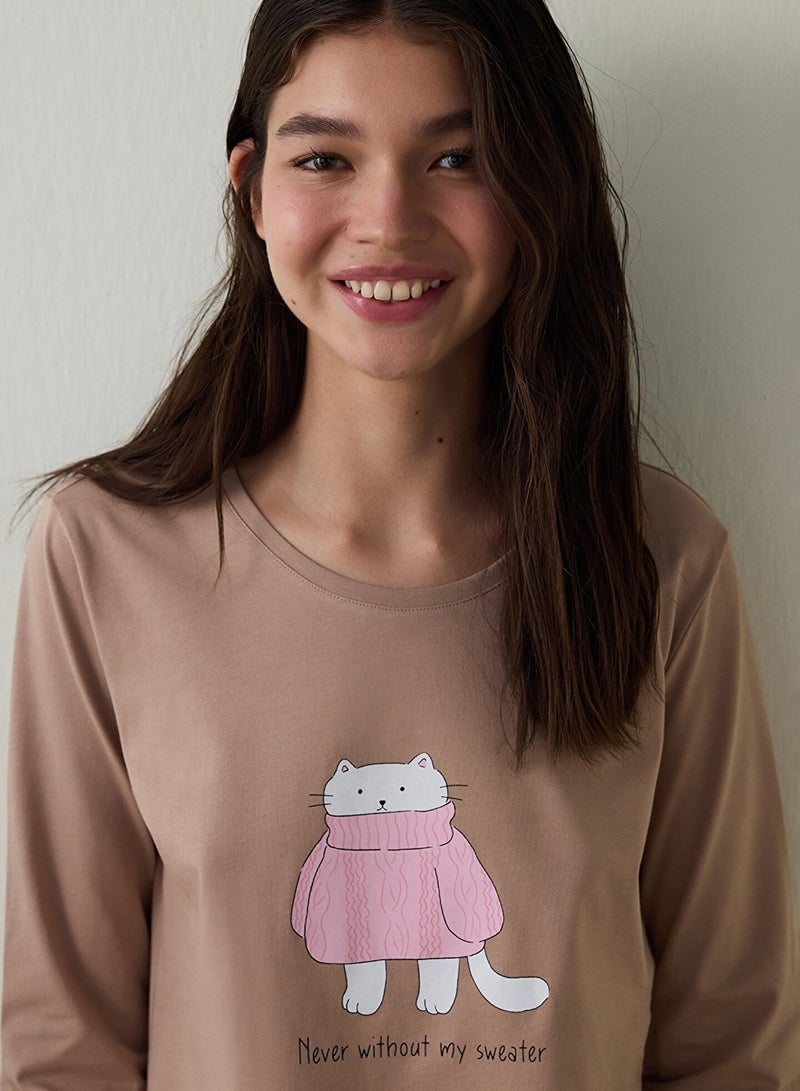 بنتي طقم بيجامة قطنية مطبوعة بشعار وياقة دائرية - Image 1